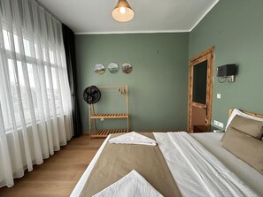 3 bedrooms, in-room safe, desk, iron/ironing board