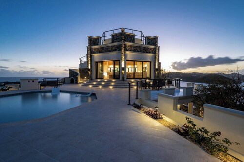 Castle at Cabrita: STUNNING Rooftop Views - FULLY RENOVATED