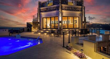Castle at Cabrita: STUNNING Rooftop Views - FULLY RENOVATED