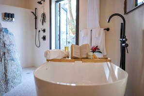 Dusche, umweltfreundliche Kosmetikartikel, Handtücher