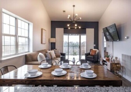Gated, Luxe Mid-Century Modern Condo| Walk to golf & pools!