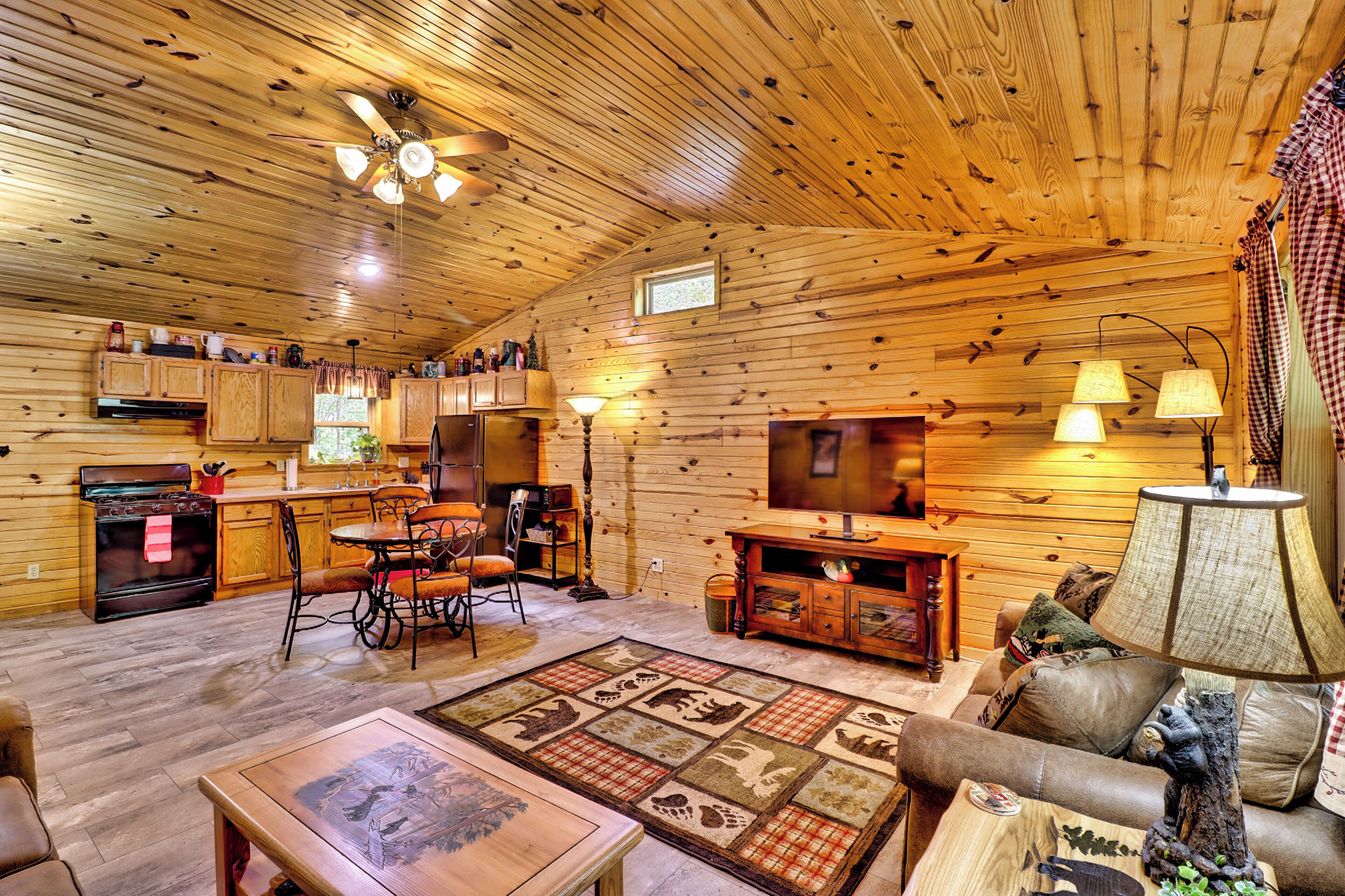 Wildlife and relaxation at Little Bear! Private and secluded on 17 acres!