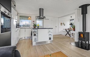 Køleskab, kogeplade, opvaskemaskine, kaffe-/temaskine