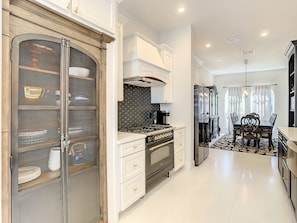 KĂźhlschrank, Mikrowelle, Ofen, GeschirrspĂźler