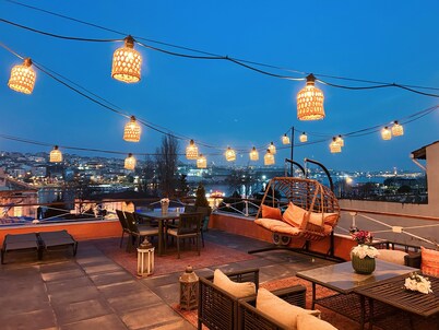 Istanbul Gem: 3-Bedroom Apartment with Panoramic Terrace and Iconic Sea Views