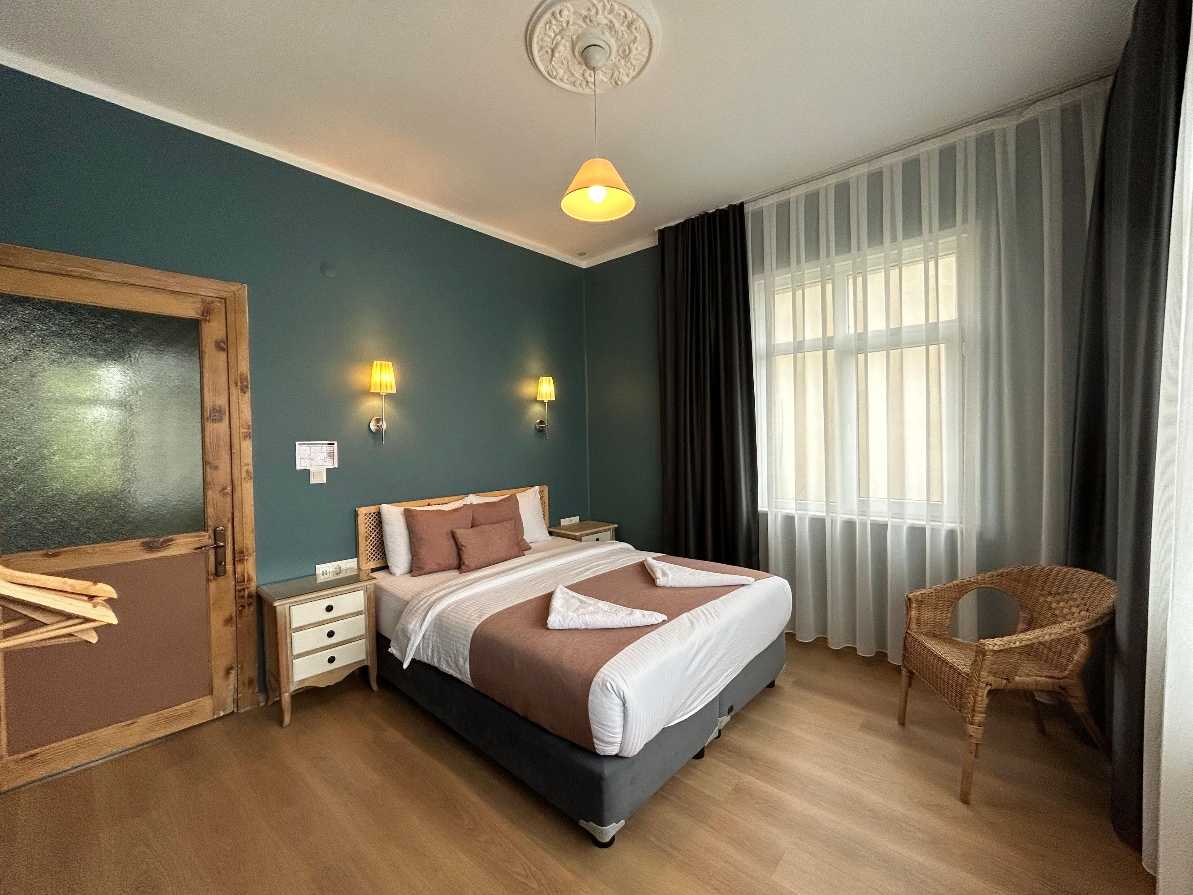 3 bedrooms, in-room safe, desk, iron/ironing board