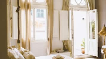Chambre Luxe Double ou avec lits jumeaux, 1 chambre, terrasse, vue ville | Literie de qualité supérieure, matelas mémoire de forme, bureau