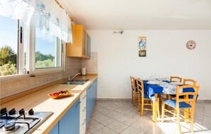Fridge, stovetop, cookware/dishes/utensils - 1 bedroom beach front home in Vela Luka (Vela Luka)