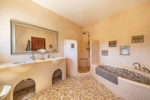 Bathtub, hair dryer, towels - Cavall Bernat - Villa by the sea Majorca (Cala Sant Vicenç)