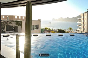 Alberca al aire libre y alberca climatizada