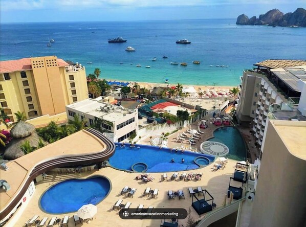 Alberca al aire libre y alberca climatizada