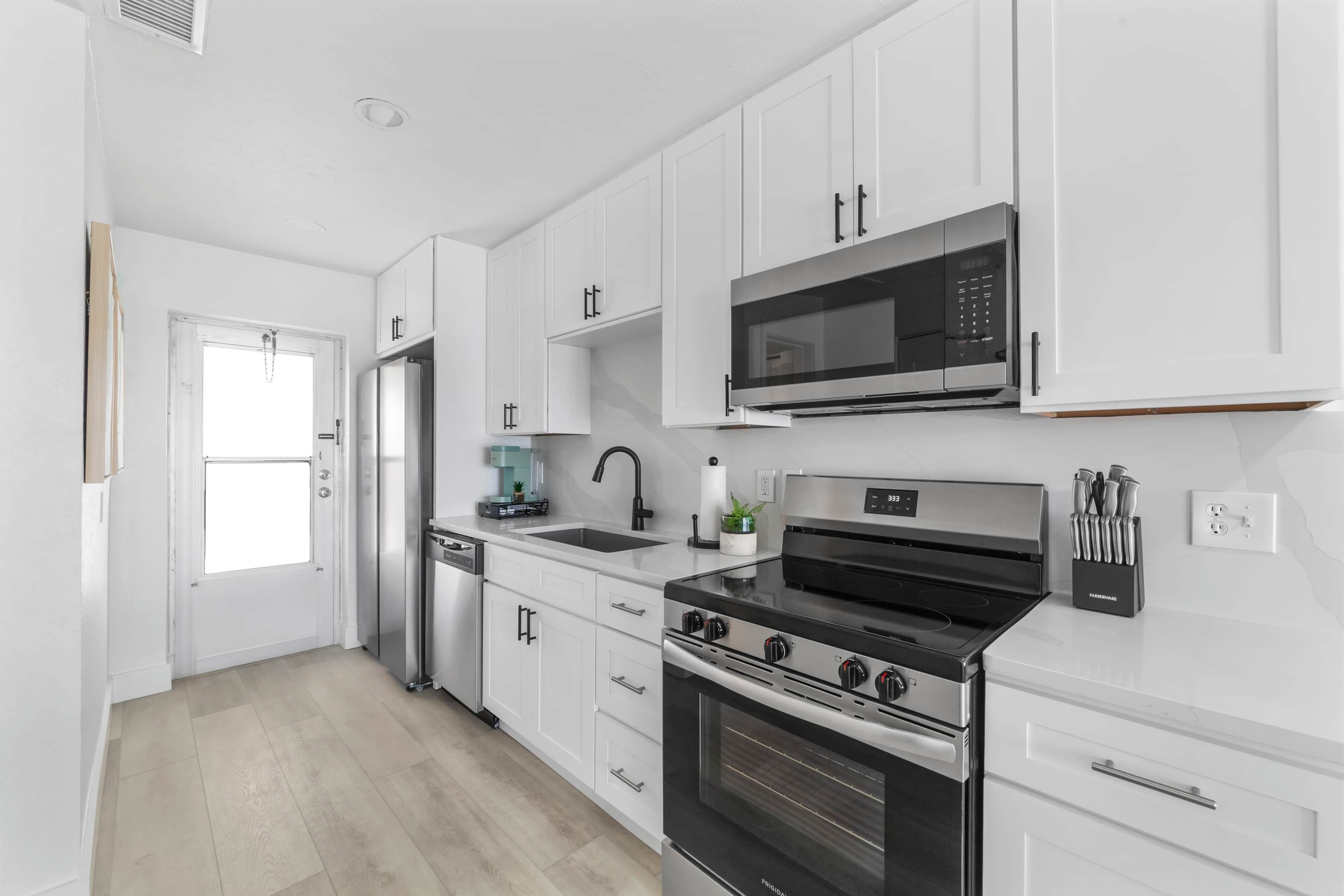 Een koelkast, een magnetron, een oven, een kookplaat