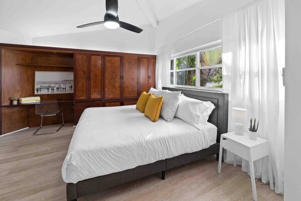 Tabla de planchar con plancha, wifi y ropa de cama