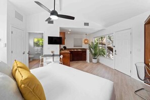 Tabla de planchar con plancha, wifi y ropa de cama