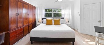 [Tropical] guesthouse retreat on Siesta Key