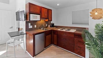 Køleskab, mikrobølgeovn, kogeplade, kaffe-/temaskine