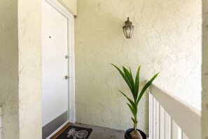 Interior - [Sunny in Siesta]  king bed + walk to beach (Sarasota County)