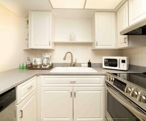 Fridge, microwave, oven, stovetop - [Sunny in Siesta]  king bed + walk to beach (Sarasota County)