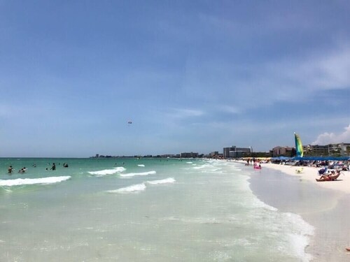 [Sunny in Siesta] king bed + walk to beach