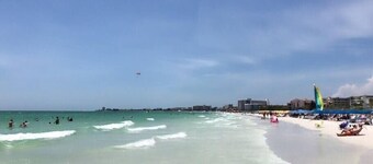 [Sunny in Siesta] king bed + walk to beach