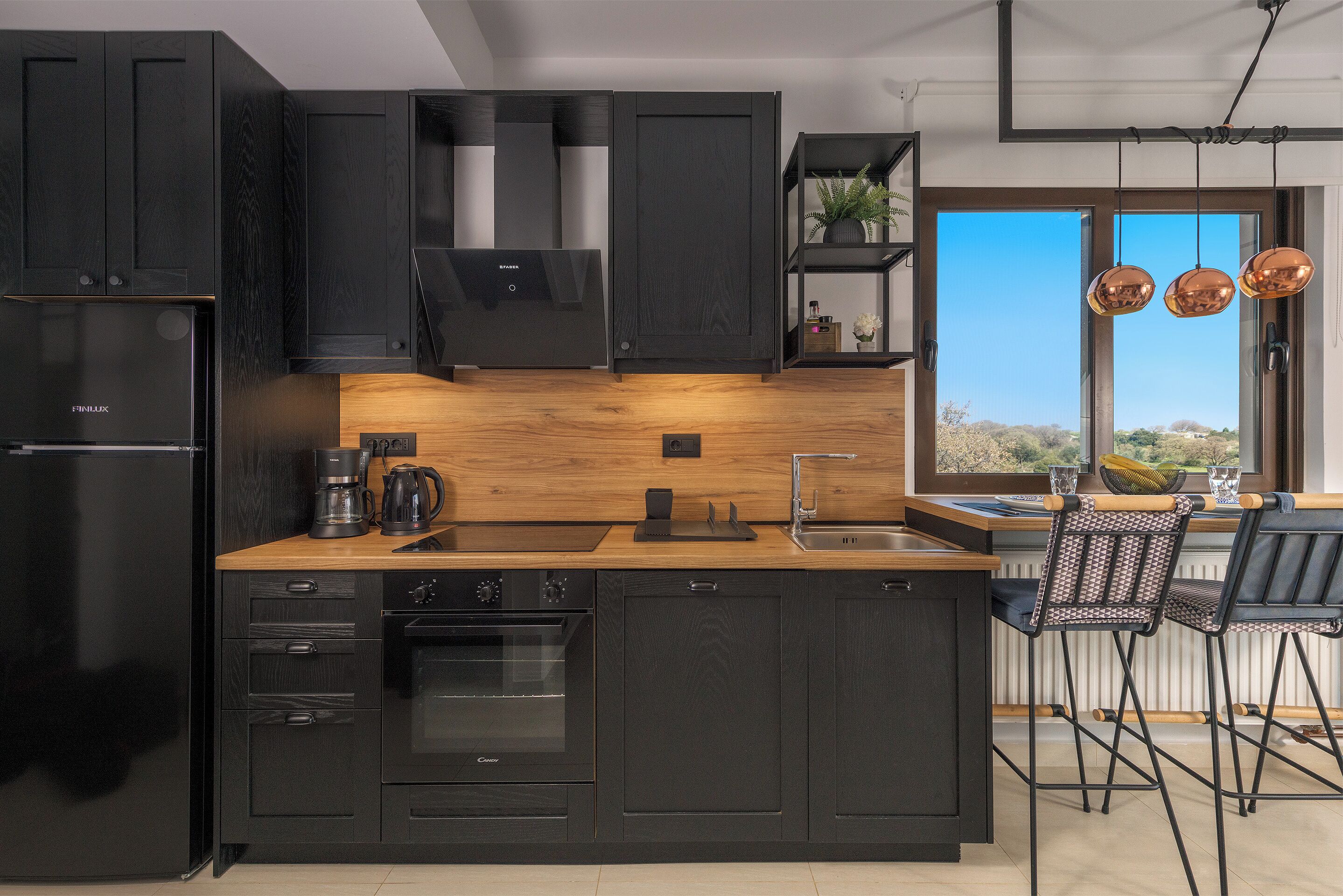 Kylskåp, ugn, kaffe- och tebryggare och brödrost