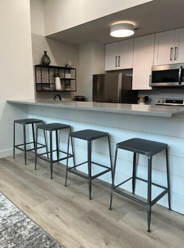 Modern 2 Bed Condo Near Haymarket