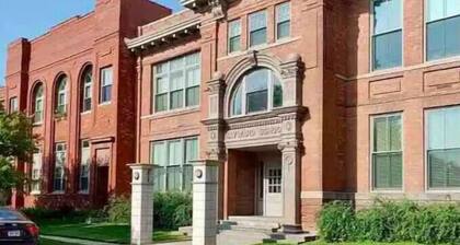 Modern 2 Bed Condo Near Haymarket