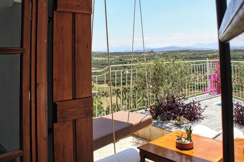 Irida Woodstone House 4 bedrooms shared pool