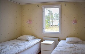 3 bedrooms, free WiFi - Lovely home in Mönsterås with kitchen (Mönsterås)