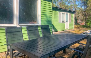 Outdoor dining - Lovely home in Mönsterås with kitchen (Mönsterås)