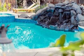 Una piscina al aire libre, una piscina climatizada