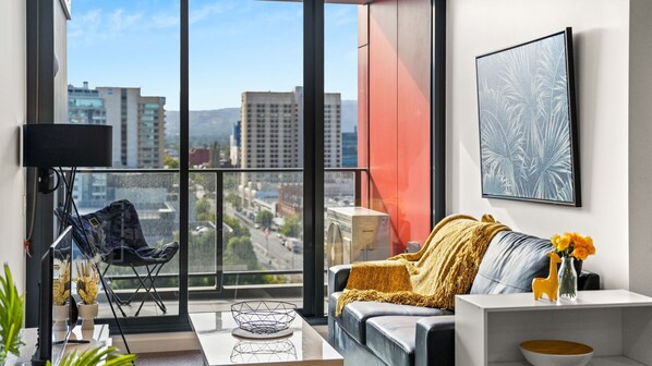 Smart TV - Ren - Urban Charm Residence (Adelaide)