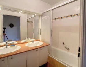 Een douche, een bubbelbad, handdoeken