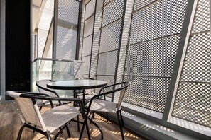 Outdoor dining - Boho-Chic Apt w Canal view (Dubai)