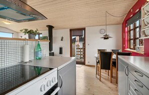 Køleskab, kogeplade, kaffe-/temaskine