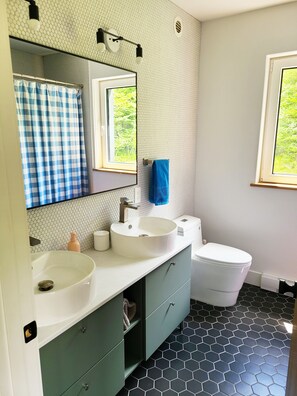 Douche, sĂšche-cheveux, bidet, serviettes fournies