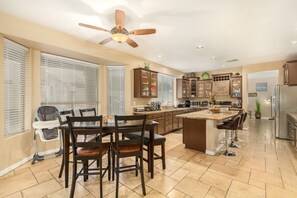 ثلاجة، ميكروويف، فرن، موقد طهي مسطح