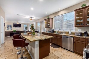 ثلاجة، ميكروويف، فرن، موقد طهي مسطح