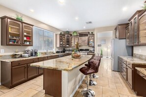 ثلاجة، ميكرووي�ف، فرن، موقد طهي مسطح