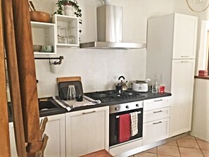 Kühlschrank, Ofen, Herdplatte, Wasserkocher mit Kaffee-/Teezubehör