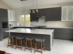 Réfrigérateur, four à micro-ondes, un four, surface de cuisson