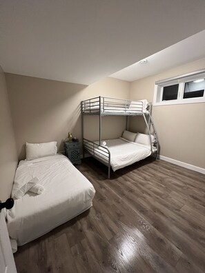 5 Schlafzimmer, Schreibtisch, kostenloses WLAN, Bettwäsche