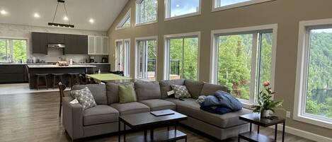 Téléviseur connecté, foyer, table de ping-pong, livres