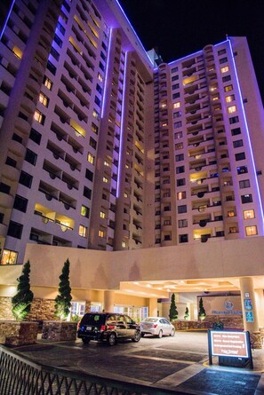 Exterior - Polo Towers Suites a Hilton Property - 1 Bedroom Sleeps 4 (Las Vegas)