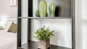 3 chambres, bureau, fer et planche à repasser, lit parapluie