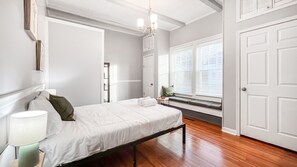 3 habitaciones, escritorio y tabla de planchar con plancha