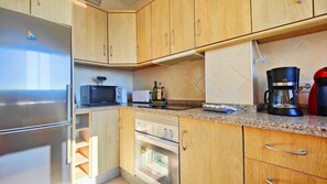 Køleskab, mikrobølgeovn, ovn, kaffe-/temaskine