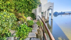 المنطقة المحيطة بالمنشأة