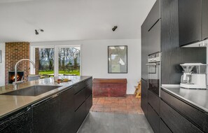 Jääkaappi, mikroaaltouuni, uuni, liesi