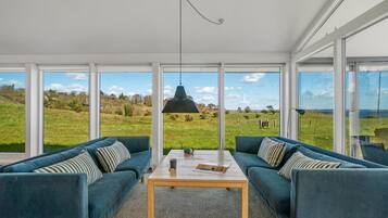 Een smart-tv en een open haard